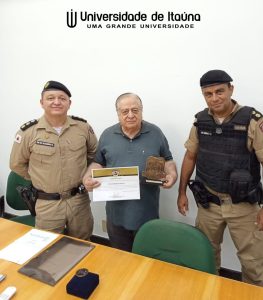 Universidade de Itaúna recebe homenagem da Polícia Militar de Minas Gerais pela parceria educacional
